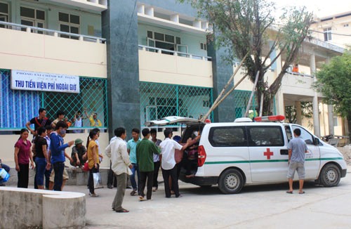 Người thân đưa thi thể chị Đỗ Thị Thúy từ Bệnh viện Đa khoa tỉnh Thanh Hóa về quê để mai táng.